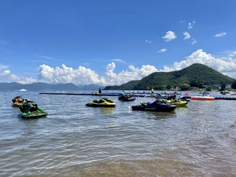 停泊在湖岸边的水上摩托艇