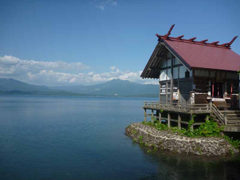 Shrine on the shore of Lake Tazawa | Kansagu Shrine