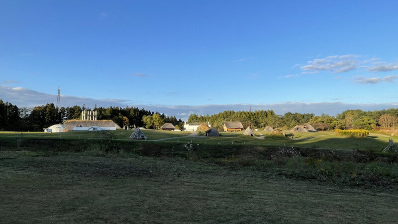 Vista lejana de las ruinas de Sannai Maruyama