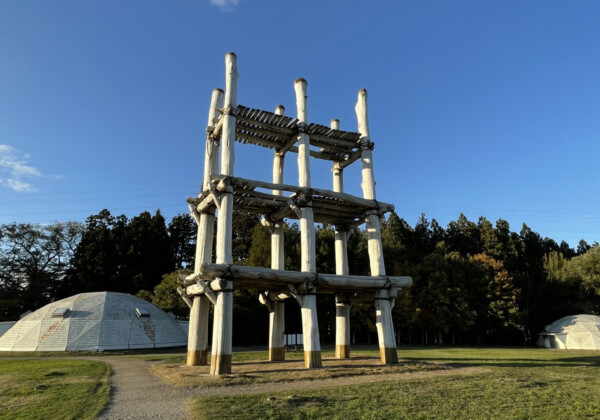 Grand bâtiment à piliers restauré