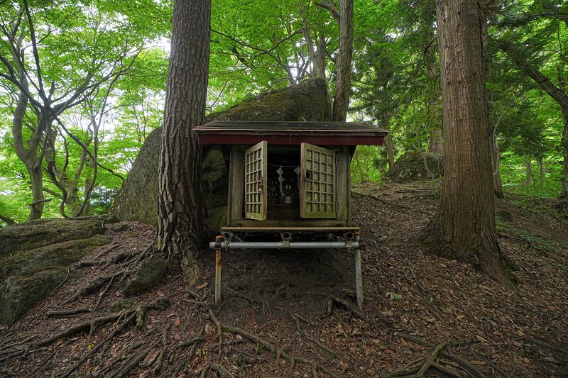 大石神ピラミッドの巨石と祠