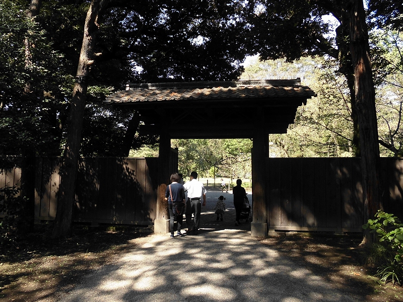 六義園の庭園入口