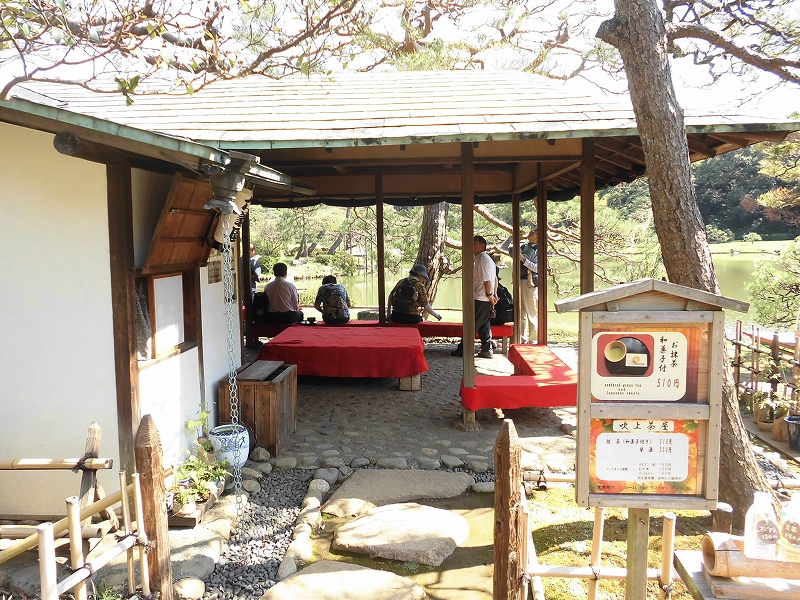 池からの景観を楽しめる茶屋