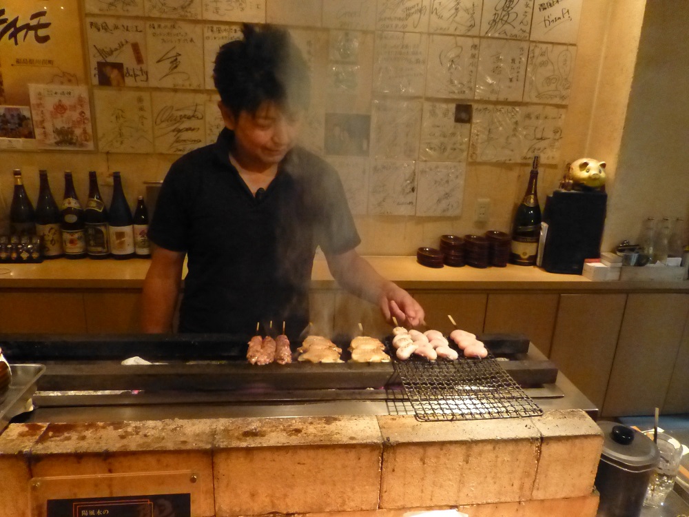 串焼きを焼く姿