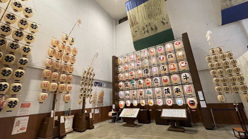 ねぶり流し館の竿燈と提灯