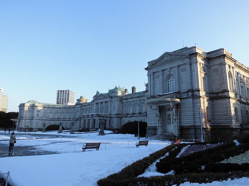 雪の迎賓館前庭