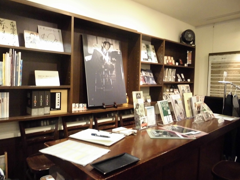 文学サロンの館内