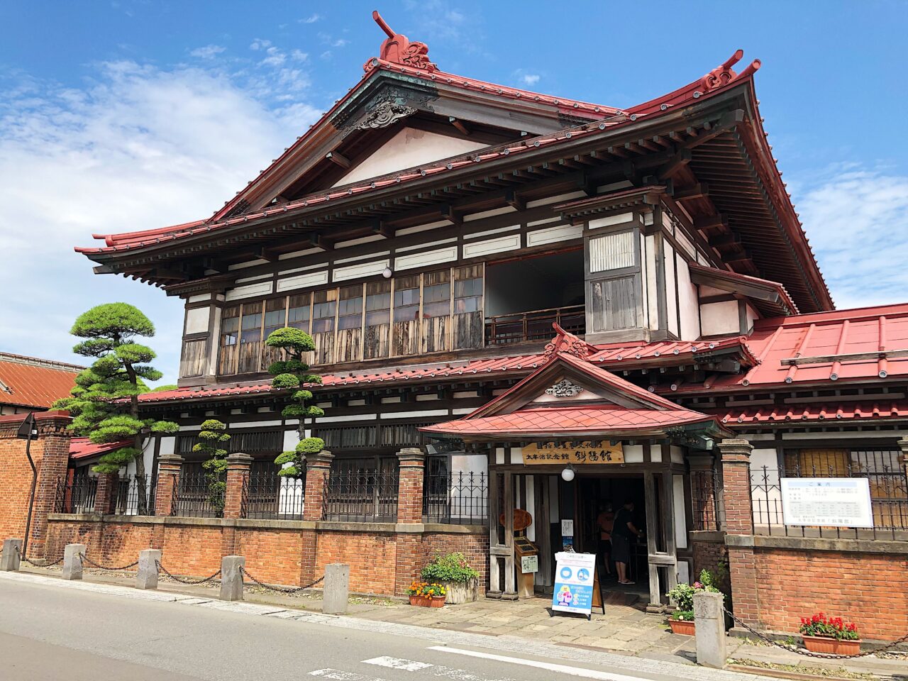 青森県五所川原市】太宰治の生家『斜陽館』は680坪の大豪邸！太宰の思い出スポットを満喫しよう | 東北ろっけん雑学メディア：NEFT（ネフト）