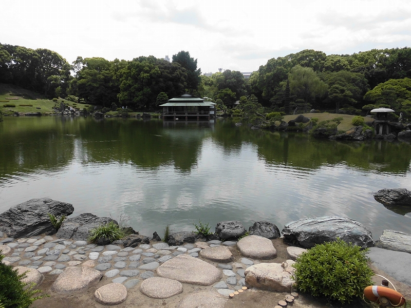 岩崎家が3代かけて築いた「回遊式林泉庭園」