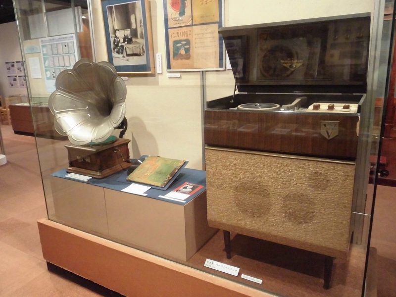 レコードを聴く蓄音機とステレオ