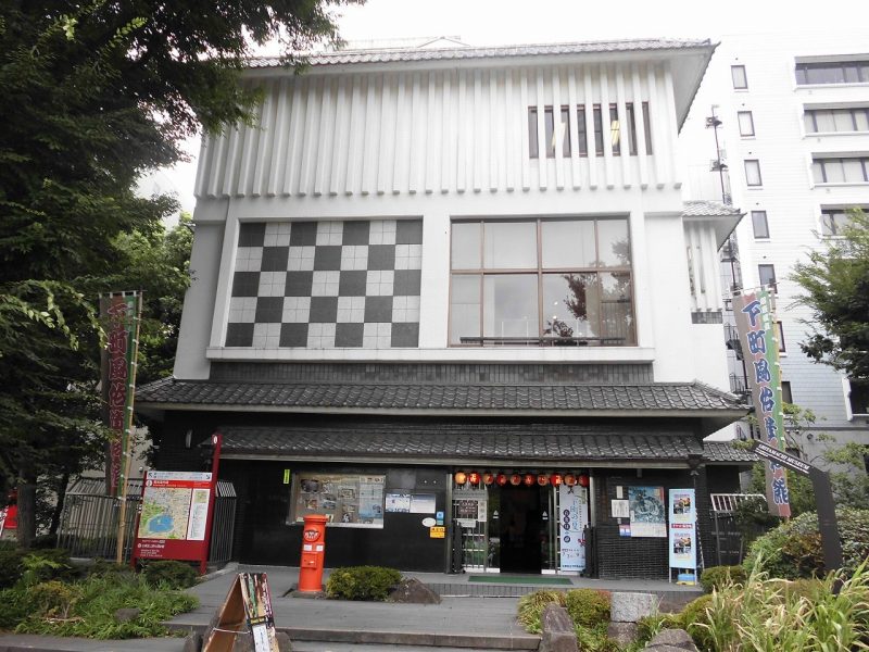 上野公園の不忍池の前にあるのが、下町風俗資料館