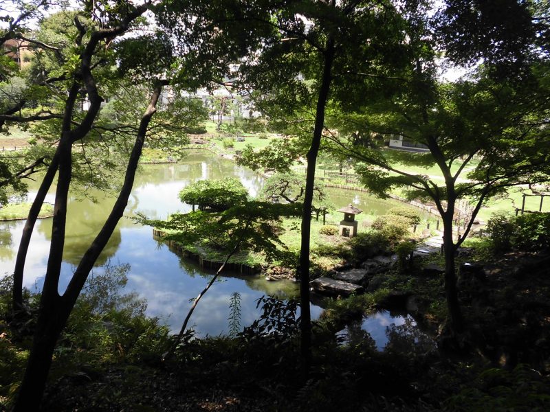 京都の嵐山をイメージした池泉回遊式庭園