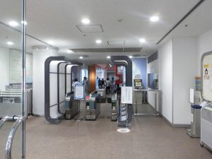 地下鉄の自動改札に入場券を通して、館内に入ります。