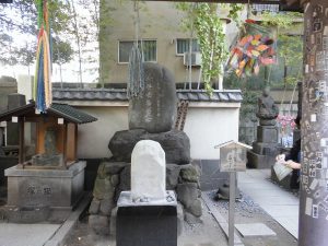 お守り用に設置した、白い墓石
