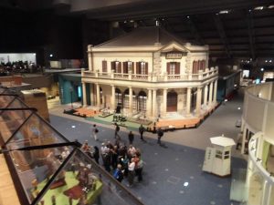 新聞社の建物周辺は、明治以降の展示ゾーン