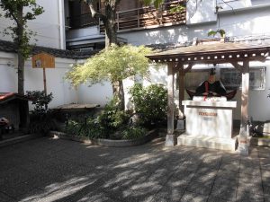 公園内の吉良上野介義央公の座像