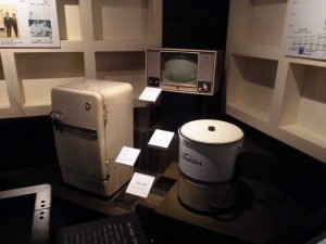 昭和30年代の高度成長期に普及したテレビ・冷蔵庫・洗濯機