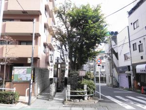 江戸時代から悪縁を断つと言われてきた、縁切り榎