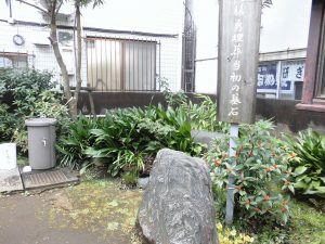 近藤勇像の裏にあるのが、埋葬当初の墓石です