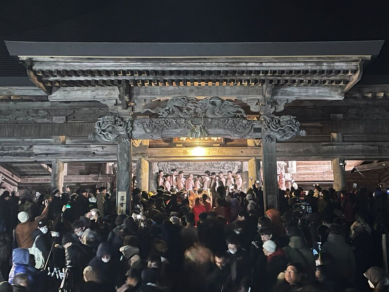 黒石寺蘇民祭「蘇民袋総奪戦」