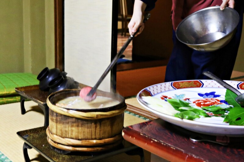 桶鍋に真っ赤になるまで焼いた石を入れる様子