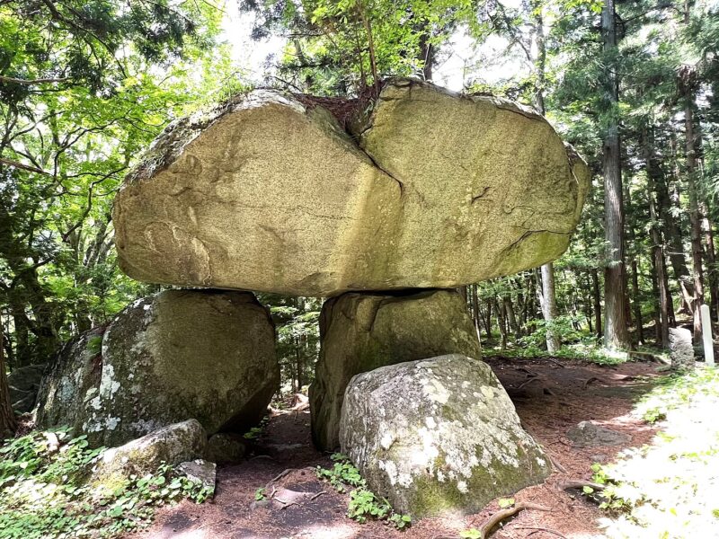 Las piedras unidas se asemejan a una puerta torii