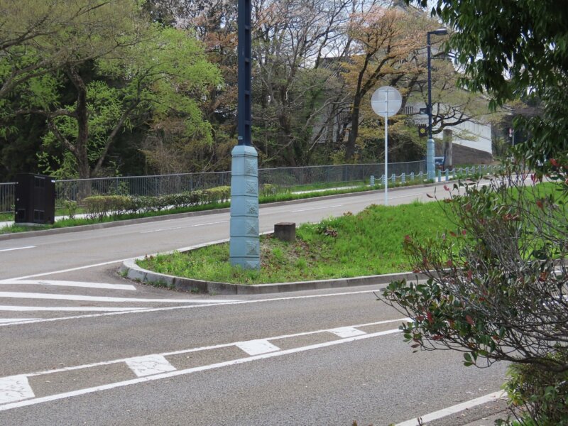 绿色区域中的共济会石纪念碑夹在道路之间