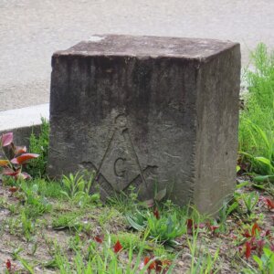 Un monumento de piedra con una marca de masonería grabada en las ruinas del castillo de Sendai ote Gate