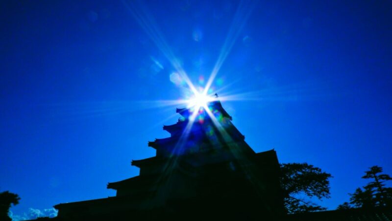鶴ヶ城(逆光)