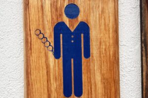 お団子を持っているトイレ表示