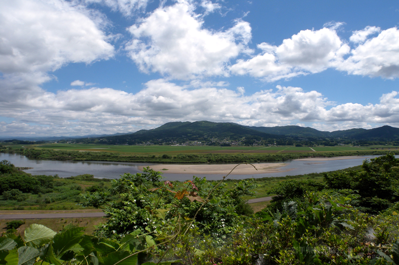 «Les restes des rêves des soldats» vus de Takadate. Rivière Kitakami et mont Sakura (mont Tsukuine) Image fournie par : Association touristique de la préfecture d'Iwate