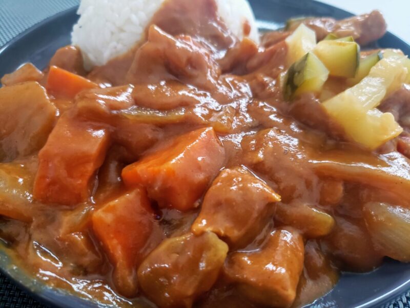 Curry with pickled pesora topping