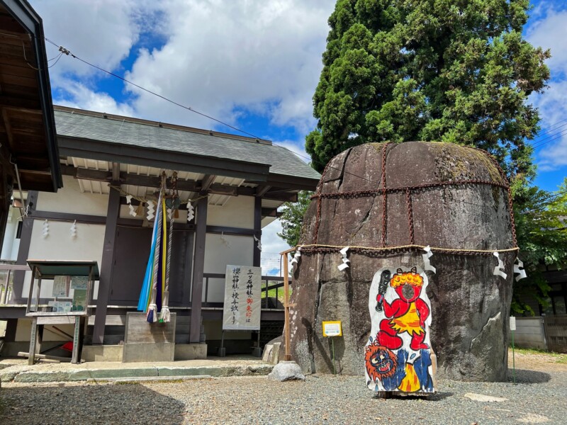 三ツ石神社の三ツ石