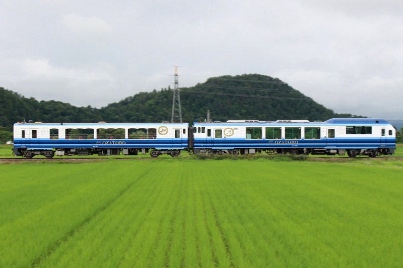 左側がトロッコ車両、右側がお座敷・展望列車の“お座トロ展望列車” ©会津鉄道