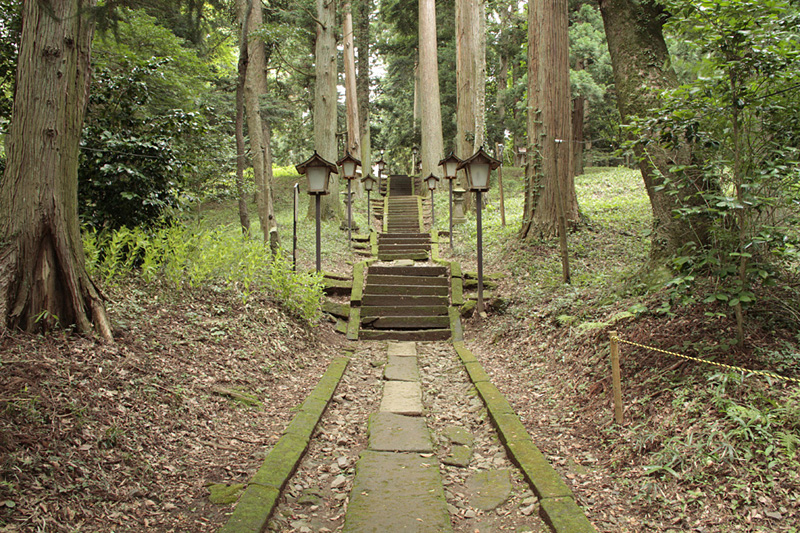 「白河関跡」にある白河神社参道 ©ふくしまの旅