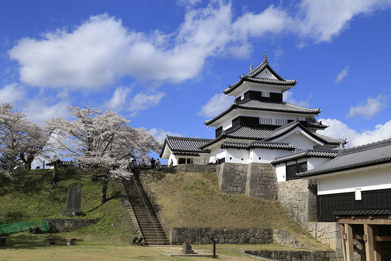 昔の資料を基に再現された小峰城三重櫓 ©ふくしまの旅