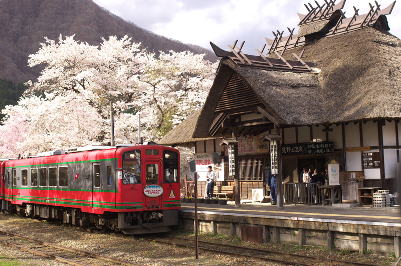桜満開の湯野上温泉駅 ©ふくしまの旅