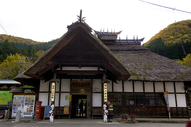 全国的にも珍しい茅葺き屋根の駅舎 ©ふくしまの旅