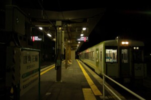 Estación Kazuno Hanawa de noche