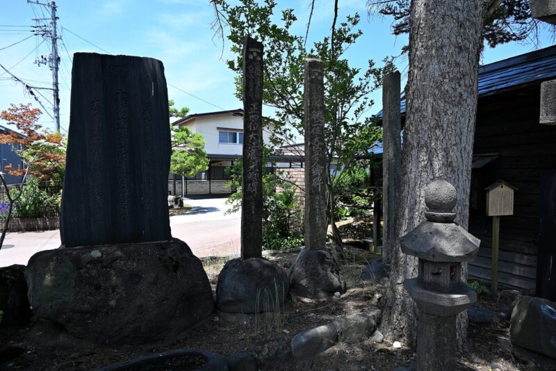 La « Pierre tombale des générations de la famille Ooe » située dans l'enceinte du temple Nagaoka Kannon Chōnenji
