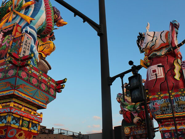 Tres grandes estatuas de Neputa de pie