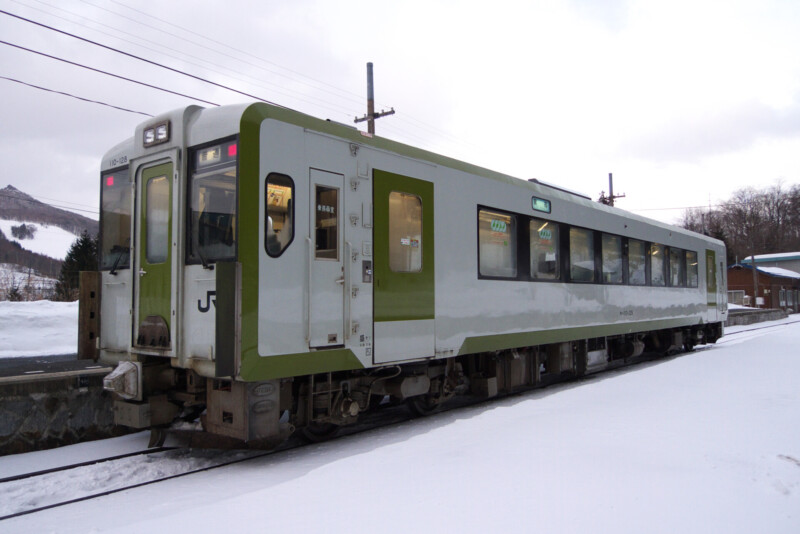 区界駅停車中のキハ110形による宮古行き普通列車