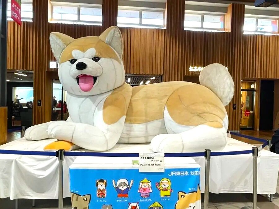 秋田駅の巨大秋田犬