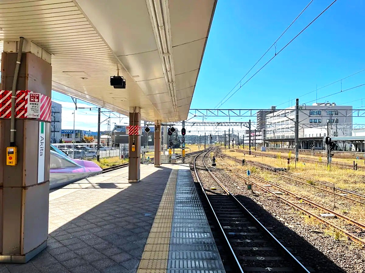 Plateforme Shinkansen près de la station Akita