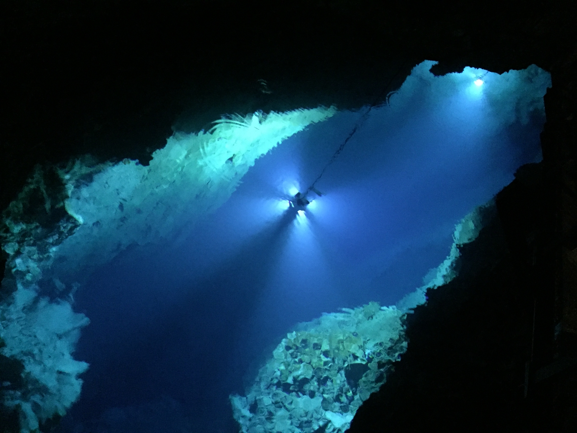 Le premier lac souterrain de la grotte de Ryusendo