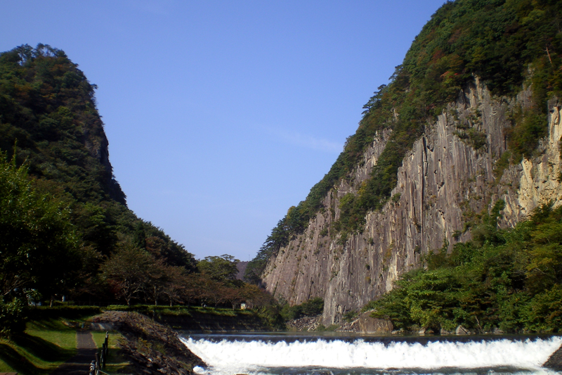"Ohara no Timoku Rock" es una articulación columnar de 65 m de alto y más de 100 m de largo. Monumento Natural Nacional ©Prefectura de Miyagi