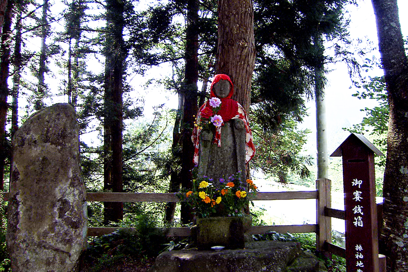“Furisode Jizo” continúa de pie frente al Koisuru Seki Jizo ©Prefectura de Miyagi