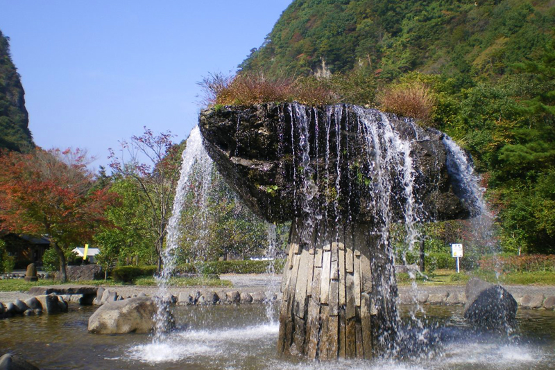 El “Parque Zaimokuiwa, un parque donde el agua y las piedras hablan” se mantiene como un parque donde se puede ver “Ohara no Zaimokuiwa” ©Shiraishi City