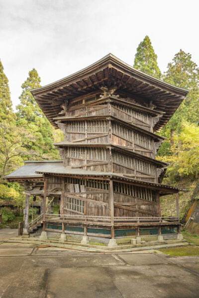 1796年に会津若松市の飯盛山に建立された「さざえ堂(円通三匝堂/えんつうさんそうどう)」は、かつて通路に三十三観音像が安置され、参拝者はこのお堂をお参りすることで三十三観音参りができるといわれていた。「さざえ堂」は国の重要文化財 ©文化庁