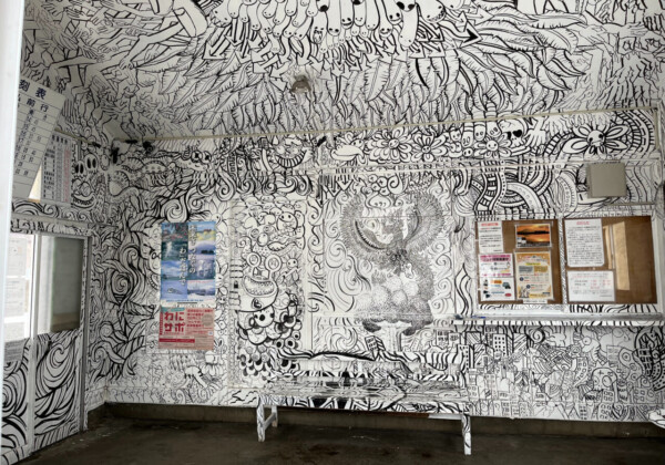 アーティストGOMAによってアート化した田舎館駅舎内